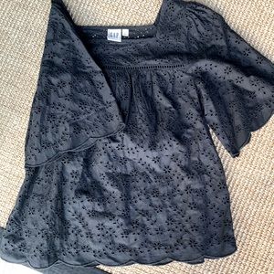 Gap black eyelet top size small